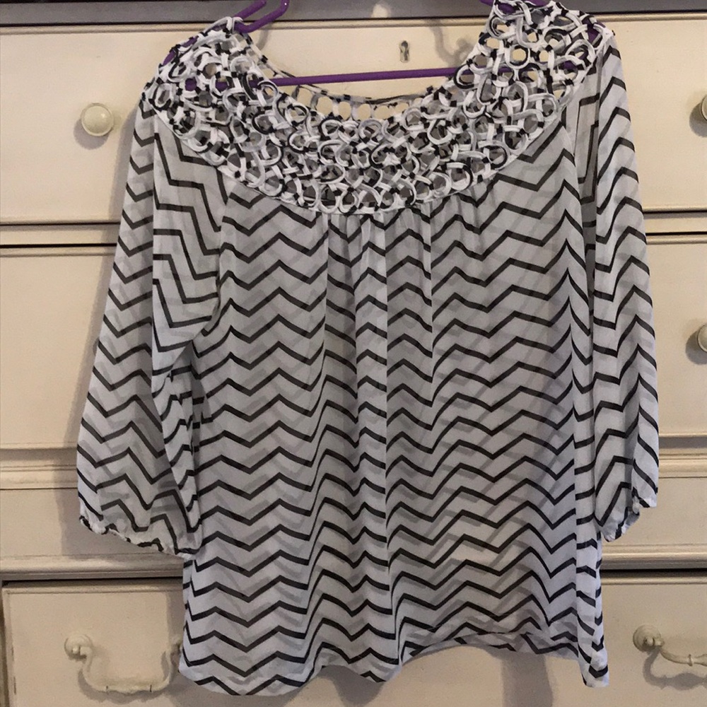 Umgee size M, black and white chevron blouse